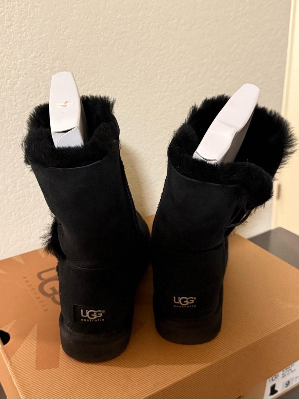 UGG Women's Bailey Button-Detail Short Boot - Black size 9 - Picture 3 of 4